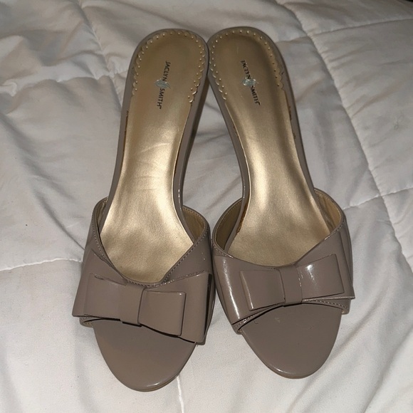 Jaclyn Smith Shoes - Jaclyn Smith Taupe Patent Bow Slide Mules